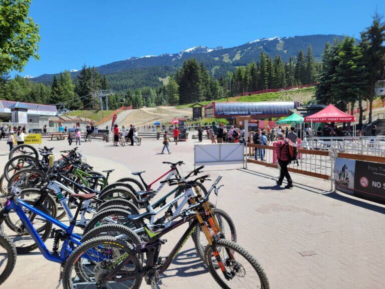 まるでマウンテンバイクの見本市のようなウィスラービレッジ ＜2025年6月7日 12:30pm 撮影＞